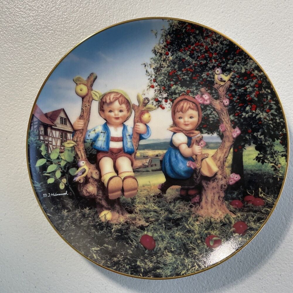 M I Hummel “APPLE TREE BOY AND GIRL” Plate The Danbury Mint Collector 1991